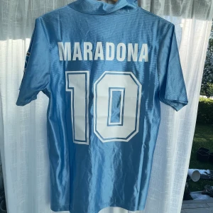 Retro Fotbollströja Maradona Napoli - En retro Diego Armando Maradona tröja som är i fint skick, maradona anses vara  en av de bästa fotbollsspelarna någonsin och dog i 2020, kom gärna med frågor! 