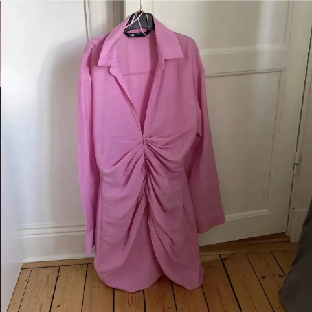 Superfin rosa klänning ifrån zara storlek xs. Klänningar.