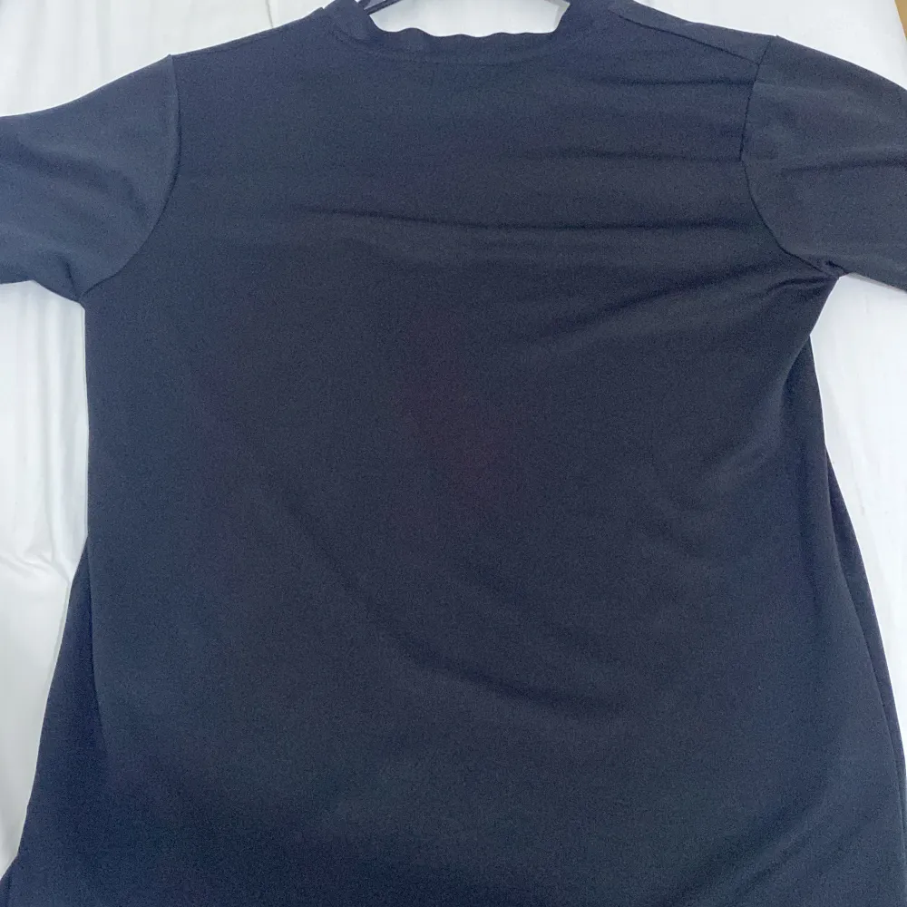Tjena säljer denna PSG X BALMAIN tröjan då den inte passar mig alls, använd få gånger, skicket är 9/10 inga defekter Endast seriösa köpare!!!. T-shirts.