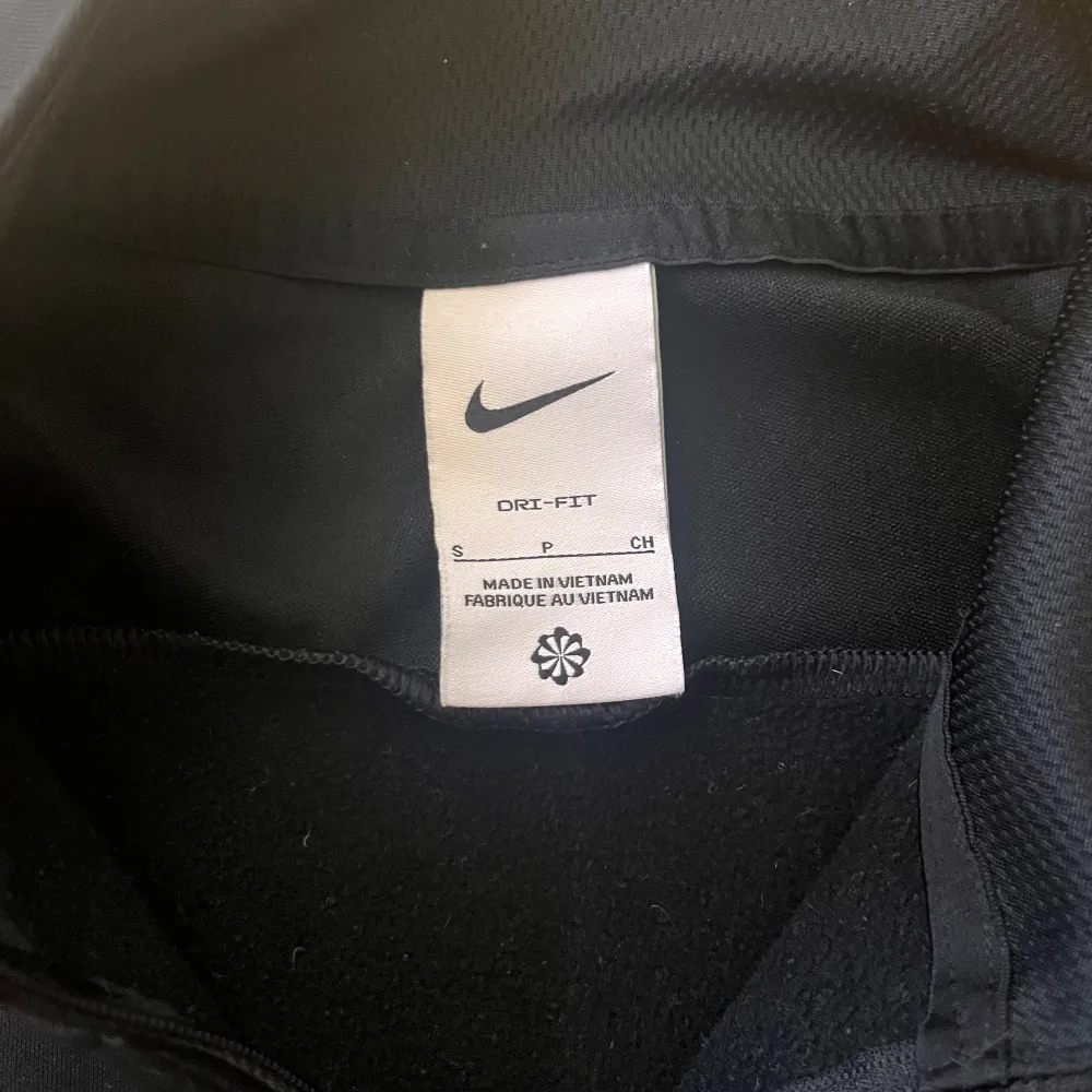 Säljer denna Nike dri fit tröja i ny skick använder den bara inte längre.. Hoodies.
