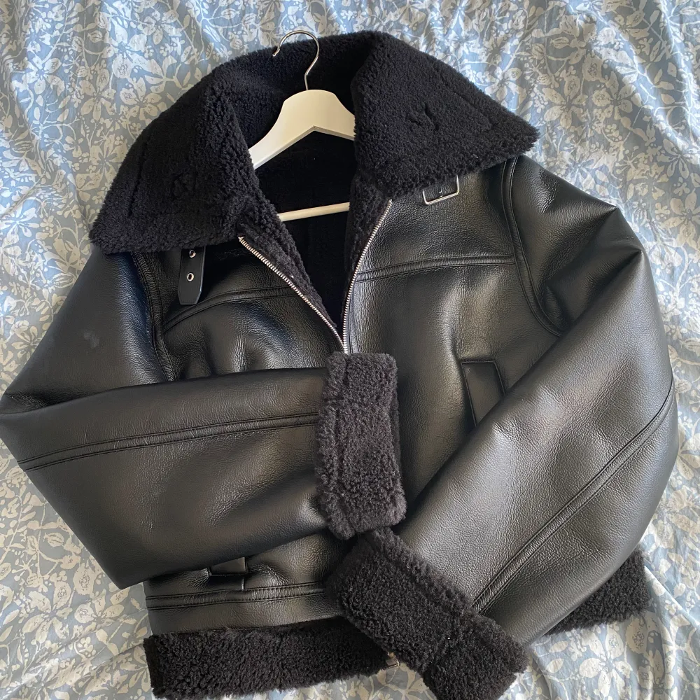 Stylist jacket. very new zipper still have plastic cover❤️. Jackor.
