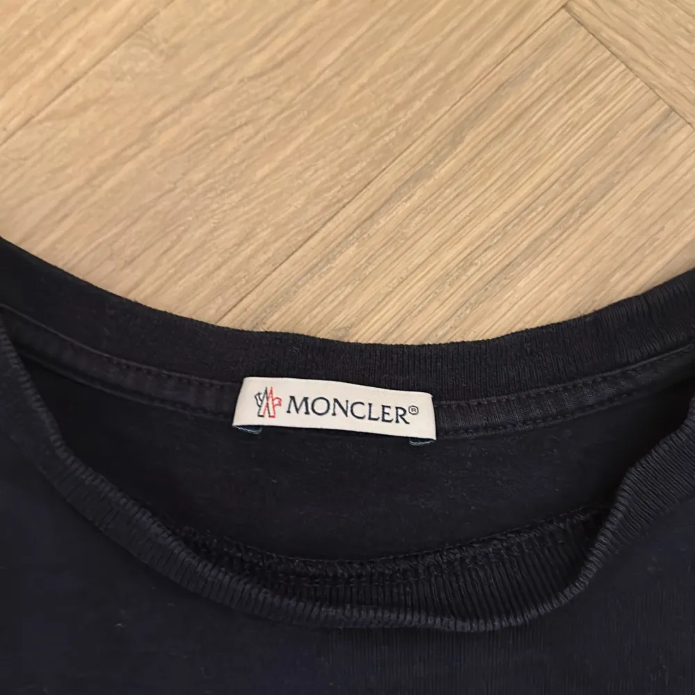 T shirt från Monclear i storlek 12 som motsvarar 152 men skulle säga att den passar folk i 142-148 då den krympt lite. Köpt på smultronet i Djursholm. . T-shirts.