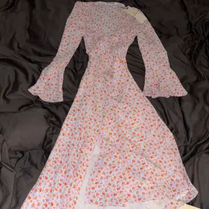 Säljer oanvänd Adoore riviera klänning, dock är lapparna borttagna men den är endast provad. Säljer pga är obekväm med modellen. Storlek 34