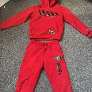 Hoodrich set - Tröja strl: S Byxor strl: S Bara använt några gånger och endast en pytteliten defekt i mudden på ärmen (se bild 5) Vet inte om det är äkta eller ej därav priset.  700 kr för hela settet men önskas endast ett av plaggen är det 400 kr styck. 