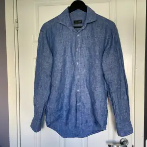 Riktigt snygg linne skjorta i en väldigt fin ljusblå färg som passar perfekt nu till sommaren. Det är 100% linne. Storleken är XS men är lite för stor på mig som är 170cm. Skriv om du har funderingar!