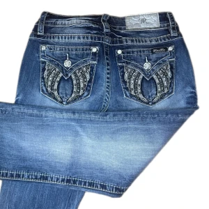 MISS ME JEANS - Miss Me jeans i modellen ”M310SB/boot” midjemåttet rakt över är 37cm. Ytterbenet 105cm och innerbenet 83cm. Jeansen är som helt nya. Kontakta vid intresse!