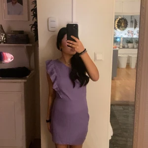 Klänning  - Off Shoulder klänning oklart vart den är ifrån då jag fick den, i bra skick