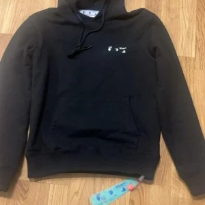 Off White hoodie - Säljer en Off White Hoodie inköpt i somras på Farfetch så endast använd två gånger. Storleken är XS