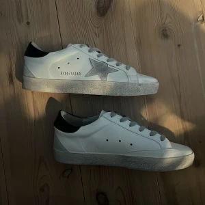 Golden Goose Superstar - Säljer nu dessa riktigt feta Golden Goose Superstar GGDB/SSTAR  ***Skorna är kopior*** Pris kan diskuteras vid snabb affär *Låda medföljer ej*
