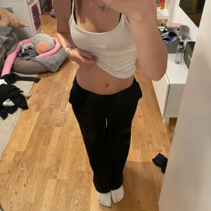 Mjukisbyxor  - Säljer ett par svarta mjukisbyxor som inte kommer till användning. De går att välja hur man vill ha de i midjan, man kan vika ner kanten vilket jag gjort på sista bilden! 