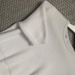 Stickad t-shirt - Säljer denna supersnygga stickade t-shirt ifrån ZARA, då den tyvärr är för liten för mig, endast använd ett fåtal gånger, nypris - 329 kr , strl M men sitter som XS/S 😇