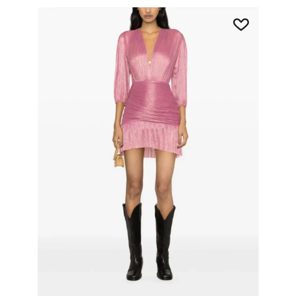 Säljer min helt nya, med prislapp, rosa klänning från Maje eftersom den inte passade mig. Storlek 38 men passar 36-38 beroende på hur man vill att den ska sitta💕 Nypris: 3400kr. Klänningar.