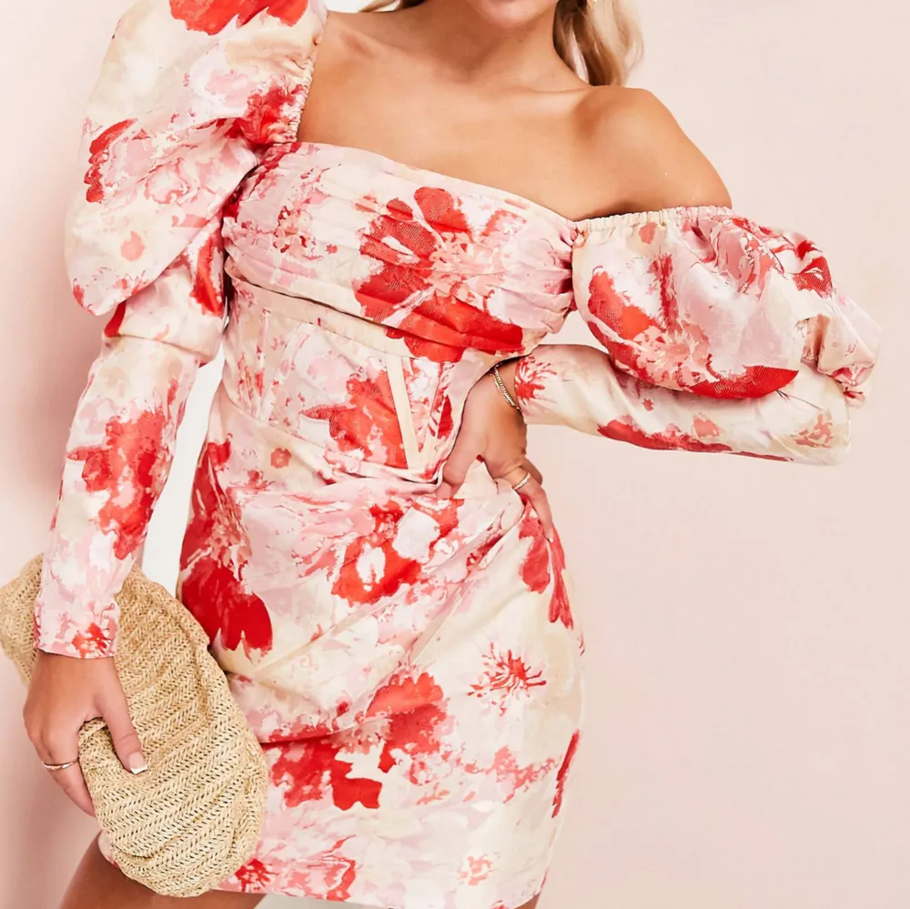 Säljer denna superfina klänning från ASOS Luxe💗la en stor beställning på ASOS men allt var tyvärr för litet och försent att skicka tillbaka! Ny med prislapp och endast testad, slutsåld💗. Mekot.