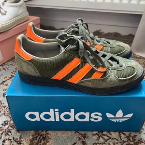 Adidas Spezial (Militärgrön / Orange) 🪖🩳🪖🩳🪖🩳🪖🩳🪖🩳🪖 - SJUUUKAH Spezial lite Samba liknande adidas skir strlk 39 helt fantastisk färg 🔥 sitter dunder på allting svåra o få tag i nuförtiden dessa svär🤯