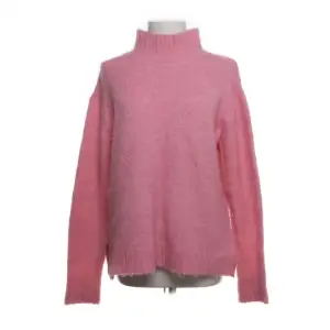 Säljer denna superfina rosa tröjan från ellos! Aldrig använd, vet tyvärr inte nypris men säljer för 150💕💕💕