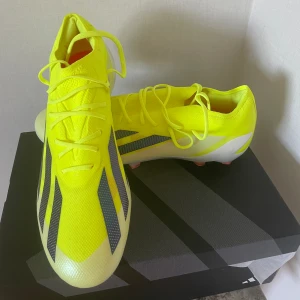 adidas X Crazyfast Elite FG - Aldrig använt storlek 42 2/3 men passar 43. Kostar 2300 nya  Skriv om ni vill ha fler bilder/funderingar 