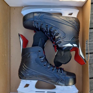 Nya skridskor  - Jag säljer dessa skridskor eftersom att jag har växt ut ur de. De är storlek 40 men de passar 39, 40 och även 41. Priset kan diskuteras.