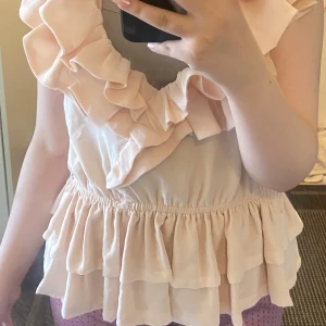 Volang topp - Säljer denna trendiga rosa volang topp då den inte kommer till användning. Den är storlek M men skulle säga att den passar också S 