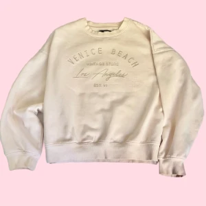 Tröja från Bik Bok - Mysig kräm-vit långärmad tröja i bra skick. Endast använd ett fåtal gånger.