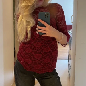 Spets tröja - Vinröd (mörkare än på bild) spets tröja! Öppen vid nacken. (OBS: Söndrig kamera därav de suddiga bilderna)