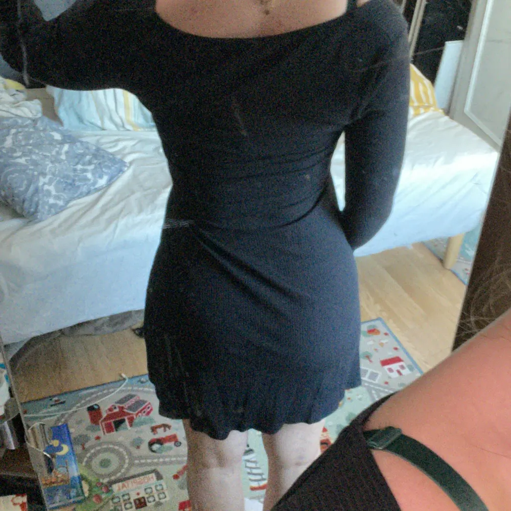 En gullig svart långärmad klänning från Topshop💕 strl S/36. Bra skick knappast använd. Skriv till mig om du har några frågor!💞. Klänningar.
