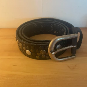 Bälte med nitar - Skulle säga att det passar m, uppskattar