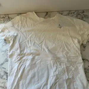 En helt ny vit tröja från Mudo collection med en ankar design. Tröjan var fin men passade inte mig så valde att sälja vidare. Tröjan är luftig och materialet är lite hårdare som gör passformen bättre. Tröjan har aldrig använts men lappen är inte kvar