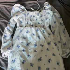 Sommarklänning  - Jättefin blommig klänning från Gina tricot i storlek 38. Säljer eftersom den är för stor. Klänningen har aldrig används och är i perfekt skick. 