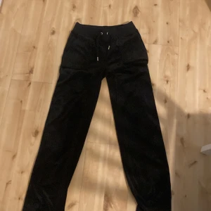 Juicy couture - Jag säljer mina juicy couture för jag använder inte dom, dom är använda få andtal gånger