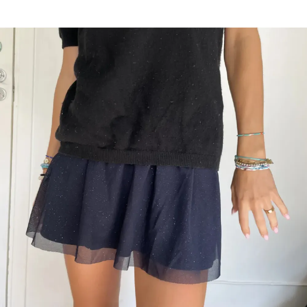 Säljer denna as söta mörkblåa glittriga kjol som är i barnstorlek men sitter perfekt som en xs/s eftersom den är stretchig❤️❤️❤️❤️😊😊😊. Kjolar.