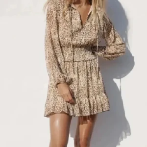 Zara klänning  - Använd 2 gånger! Säljer för den inte riktigt är min stil🫶🏽den säljs inte längre i butik eller på deras hemsida