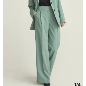 Kostymbyxor  - Helt nya kostymbyxor med prislapp kvar från Stockholm LM, nypris var 999,- Storlek 42. 