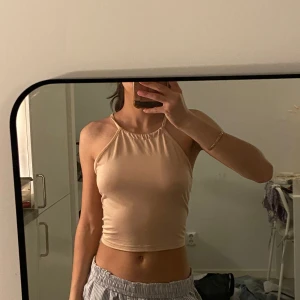 Topp med knyt öpning i ryggen - Använt två gånger 