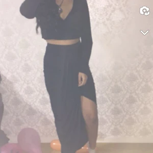 Svart sett - Jätte fint svart sett, fler bilder kan skickas vid begäran. Storlek S/M säljs för 100kr