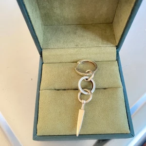 Maria nilsdotter örhänge - Säljer mitt Maria Nilsdotter Chaos queen earring. Köpt för cirka ett år sedan men i bra skick! Kom privat för egna bilder!