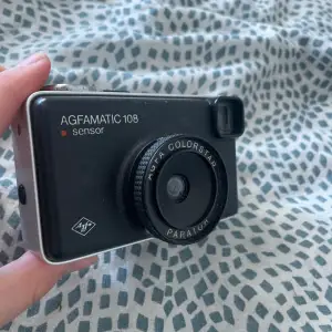 Säljer den här analoga kompakt kameran från Afgamatic! Aldrig använd. Vet inte om den funkar men jag tror att den gör det men man behöver en film till den.