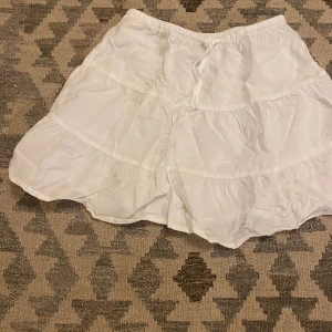 Somrig kjol - Vit somrig kjol