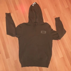 Alfa Industries hoodie - Säljes då jag inte använder den längre. Stil : S, unisex. Trycket är lite sprucket ( se bild 3 ). Begangnad men välvårdad, inte urtvättad. "Remove before flight"-lappen finns kvar ( se bild 5 ).  Köpare står för frakt.