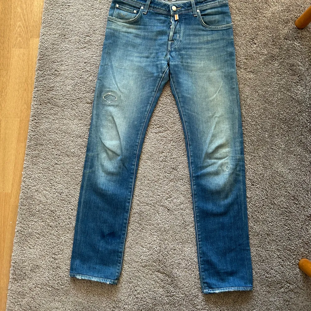 Jacob Cohen jeans i bra skick, Storlek 30 i midjan, längden på jeansen är 101cm. Kom privat för fler bilder. . Jeans & Byxor.