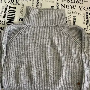 grå stickad tröja med tjock/vikbar turtleneck! barnstorlek 154/168 men passar ca XS 💓skriv gärna vid frågor och funderingar!