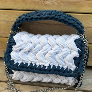 Väska  - Handgjord virkad väska🤍 @sthlmCrochet på instagram
