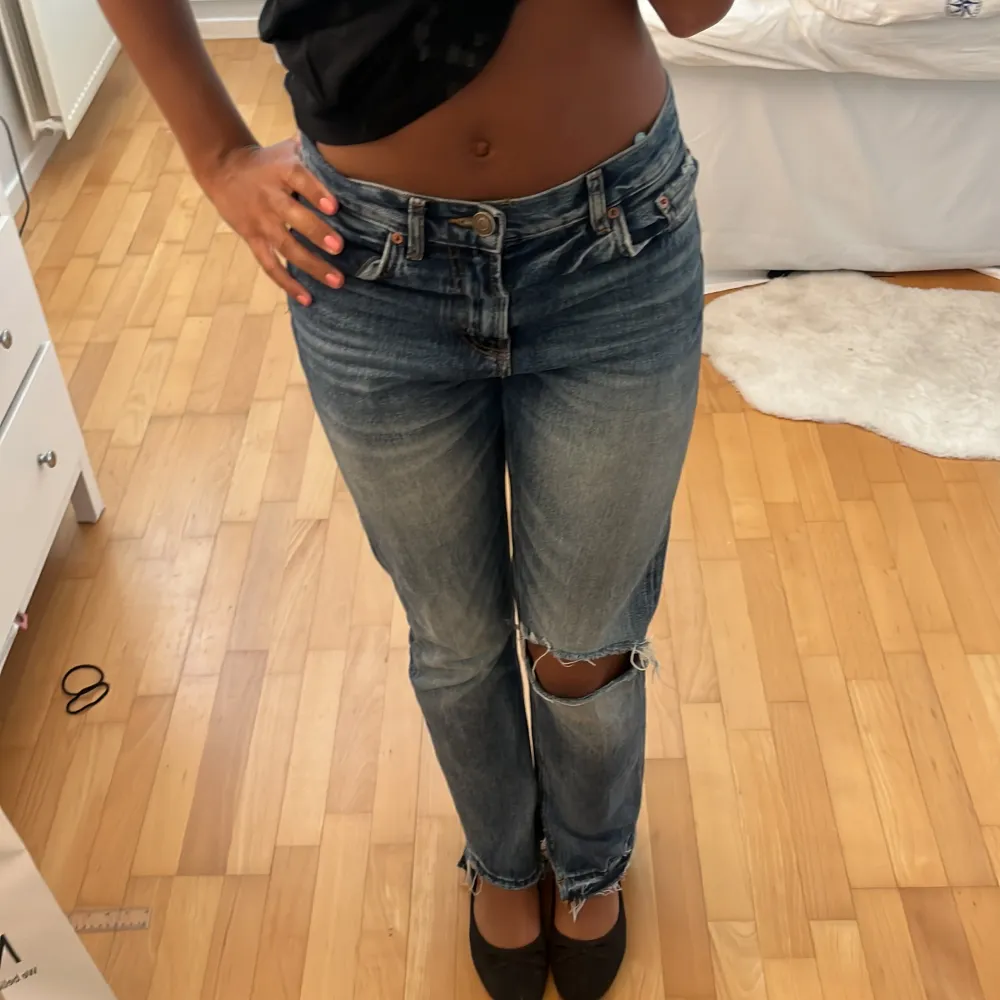 Snygga jeans med hål från Zara, mid waist. Stl 24/36. Jeans & Byxor.