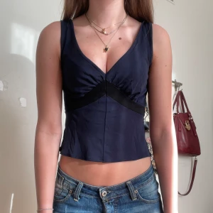 Gullig topp - Söt mörkblå topp. Är strl S men sitter som en xs  Hör av er vid frågor eller fler bilder!💓