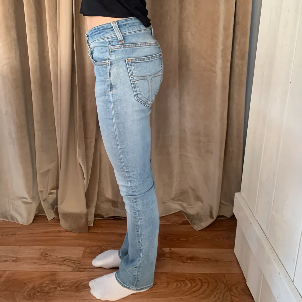 Low waist jeans från tiger of sweden i ljus blå färg med detaljer på fickorna. Bra skick inga skador. Säljer pga för små . Jeans & Byxor.