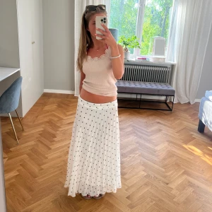 Långkjol - Säljer denna lågmidjade långkjol prefekt till sommaren. Passar en xs om man vill ha den lågmidjad💕Frakt tillkommer