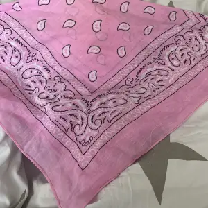 En rosa bandana