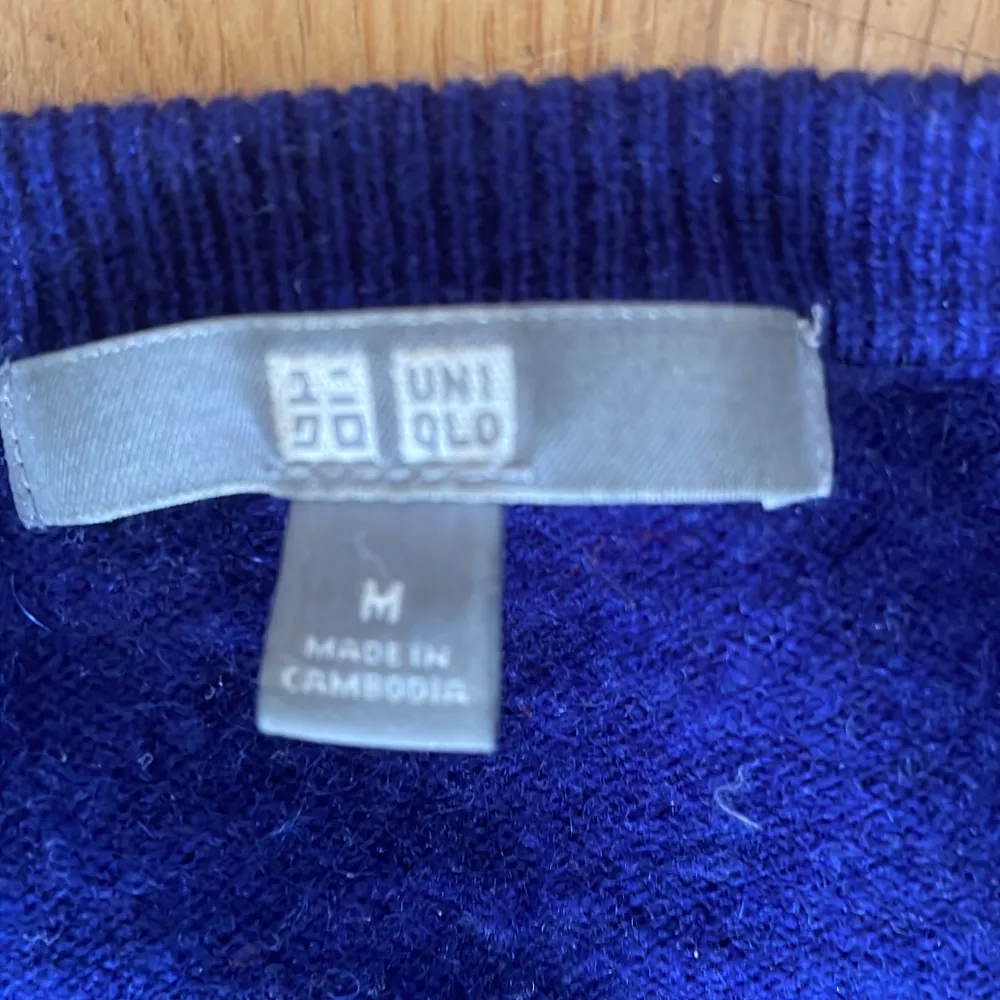 Jag säljer en blå 100% cashmere tröja från uniclo. Storlek M, den har en liten defekt som man knappt ser. Nypris 1299. Tröjor & Koftor.