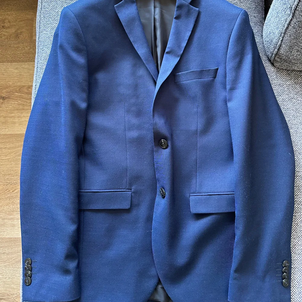 Mörkblå kostym från Jack & Jones som använts fåtal gånger och alltid förvarats i kostrymfodral.   Skick: Som ny Storlek: 48 (både kajav/underdel) motsvarar S/M.  Perfekt inför student! Pris kan diskuteras + köpare står för frakt.👍🏼. Kostymer.