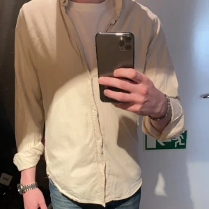 Velour Skjorta - Velour skjorta beige Skick 9/10 Storlek S 