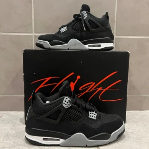 Jordan 4  - Jordan 4 "black canvas". Feta fyror i väldigt bra skick, endast mindre skador. Köpta på Restocks. Äktighetsbevis finns❗️Orginalbox och creaseskydd medföljer✅Skriv i DM vid övriga frågor📝